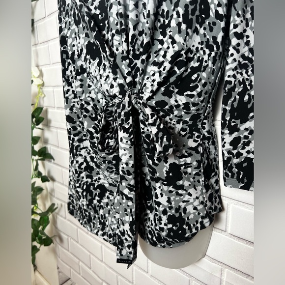 Tommy Hilfiger Women's Black and White Animal Print Top/size M - Picture 6 of 9